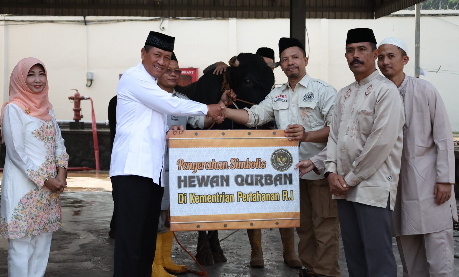 Kemhan Serahkan Hewan Kurban Idul Adha 1445 H