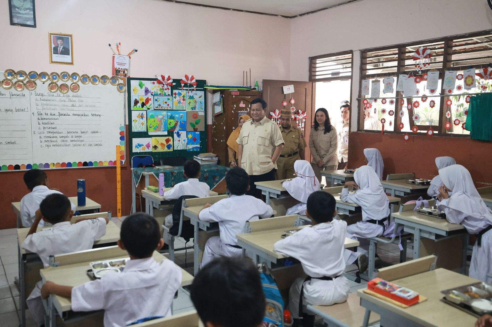 Tinjau Program MBG di SDN Kedung Jaya 1 Bogor, Prabowo Disambut Ratusan Siswa