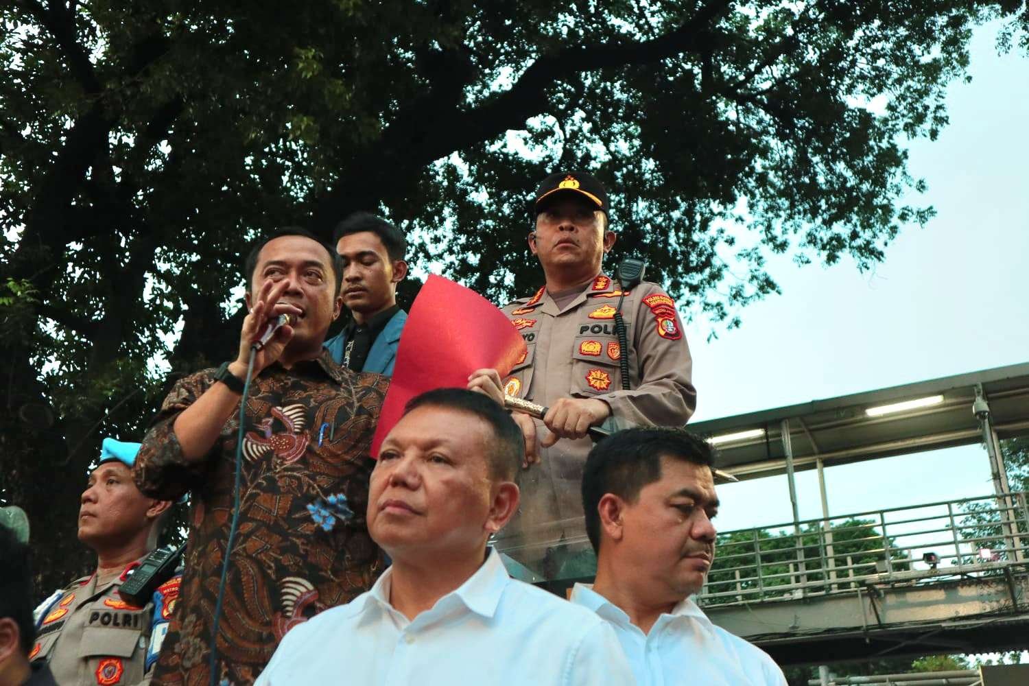 Mahasiswa Serahkan 13 Tuntutan ke Pemerintah, Mensesneg Beri Respons Positif