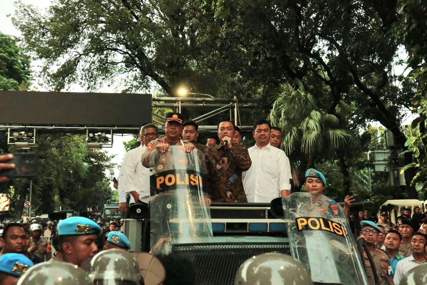 Mensesneg Temui Demonstran, Janjikan Dialog dan Kajian Serius terhadap 13 Tuntutan