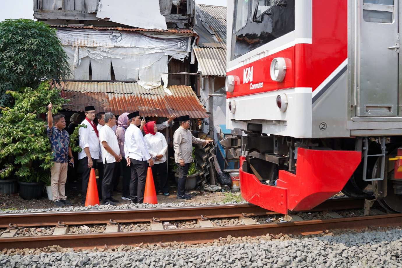 Gubernur Pramono Tinjau Pembangunan Pagar Rel Kereta di Cideng untuk Cegah Kecelakaan
