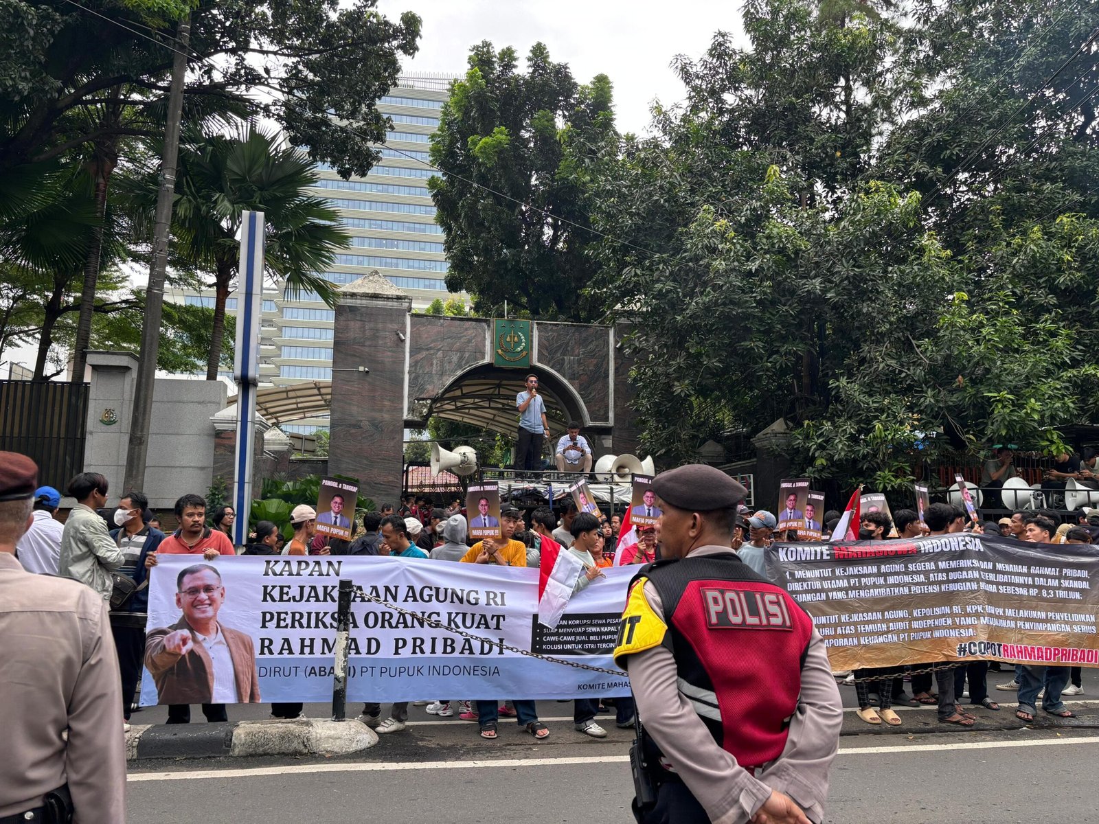 Skandal Pupuk Rp8,3 Triliun: Mahasiswa Aksi Desak Kejagung Tahan Dirut PT Pupuk Indonesia