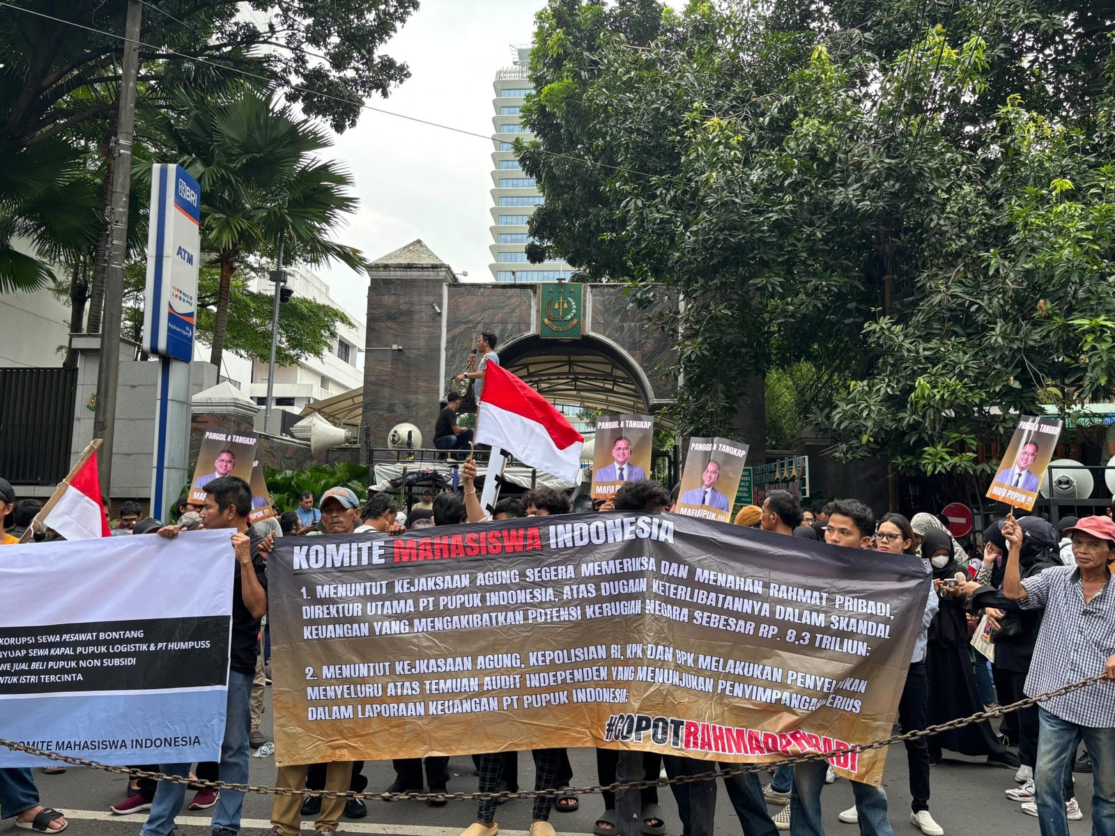 Mahasiswa Demo Kejagung, Tuntut Dirut Pupuk Indonesia Diperiksa