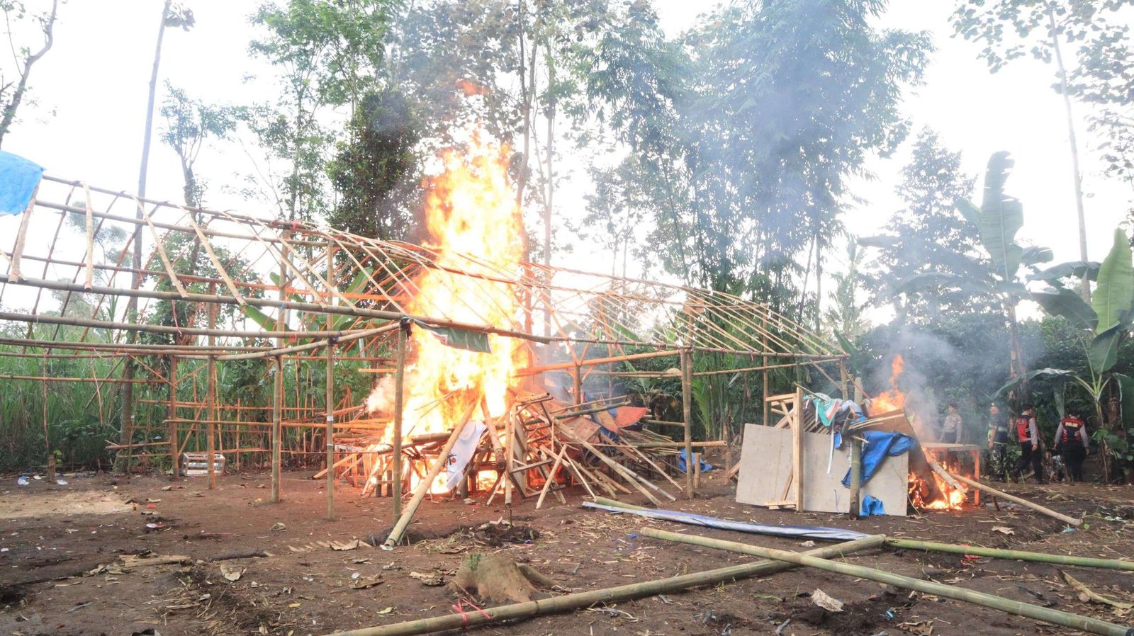 Aparat Tertibkan Arena Sabung Ayam di Blandit Singosari
