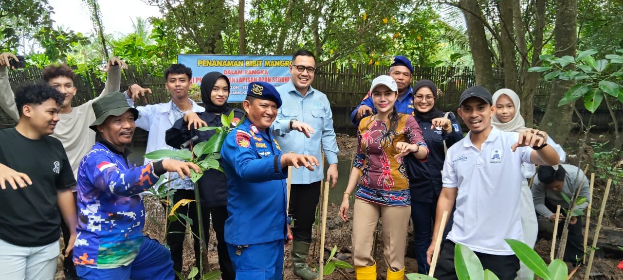 Tanam Mangrove Bareng Stafsus MPR, Ditpolairud Kaltim Ajak Masyarakat Peduli Ozon dan Pesisir