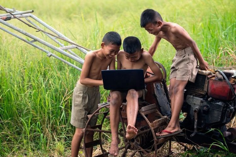 Program Gratispol Internet Desa Pemprov Kalimantan Timur menuntaskan akses internet di seluruh 50 desa Kabupaten Mahakam Ulu sebagai upaya pemerataan layanan digital hingga wilayah pedalaman dan perbatasan.
