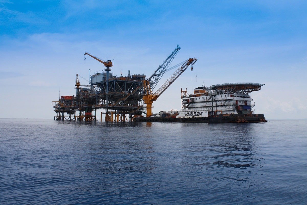 Harga minyak mentah Indonesia atau ICP pada Februari 2026 naik menjadi USD68,79 per barel dipengaruhi ketegangan geopolitik dan penurunan pasokan global.